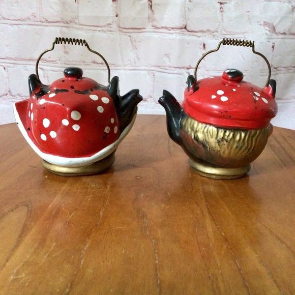 Vintage Redware Japan Dutch Boy and Girl Teapot Salt and Pepper Shaker Pair - Picture 5 of 8
